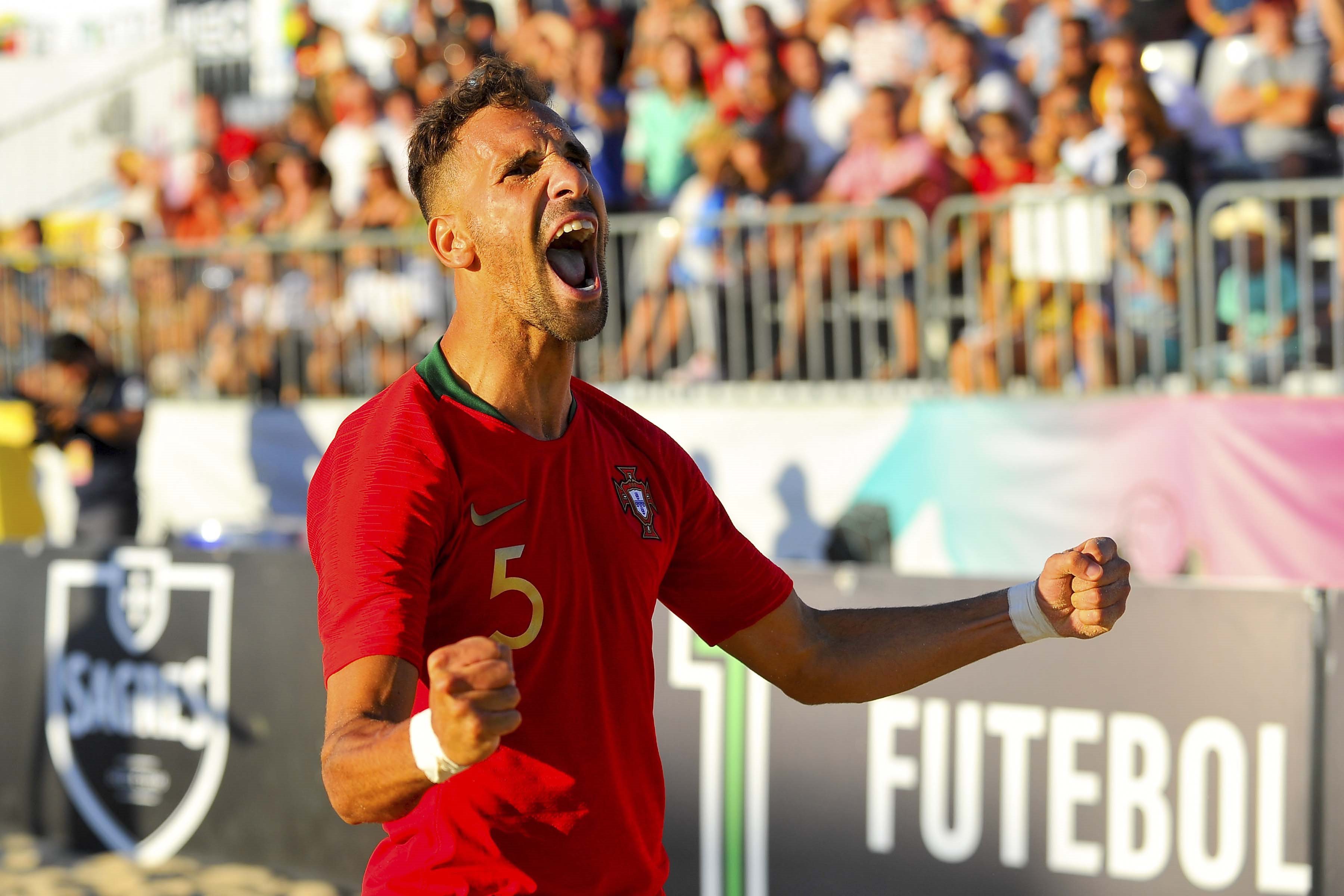 Madjer eleito melhor jogador do mundo de futebol de praia de 2015