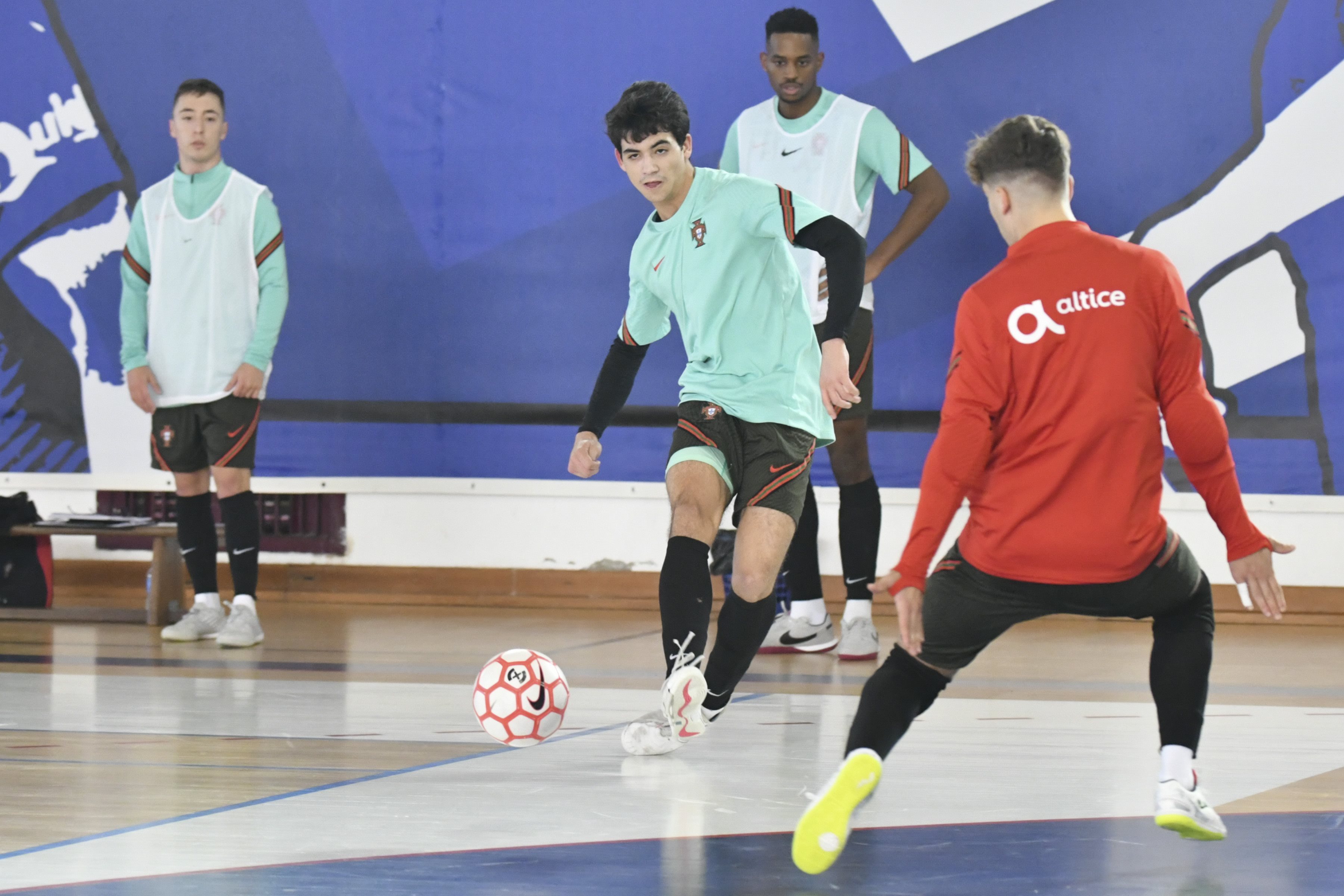 Futsal: seleção de sub-19 volta a vencer e é líder isolada do grupo (7-4)